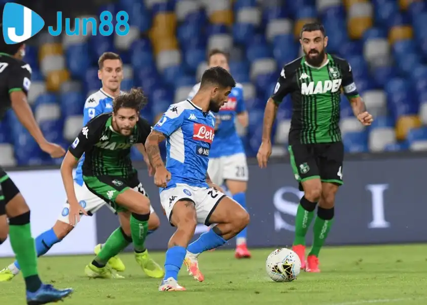 Sassuolo khó cản được sức mạnh của Napoli. (Ảnh: Internet)