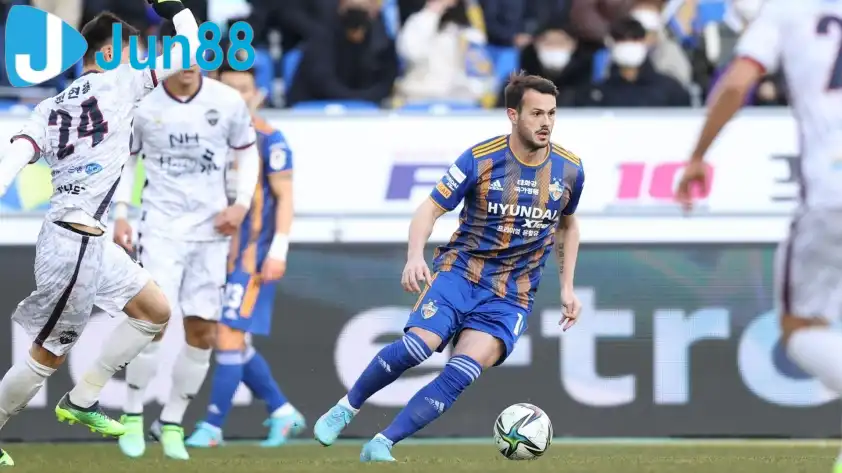 Gimcheon Sangmu đang bay cao trên BXH. Gimcheon Sangmu đang bay cao trên BXH.