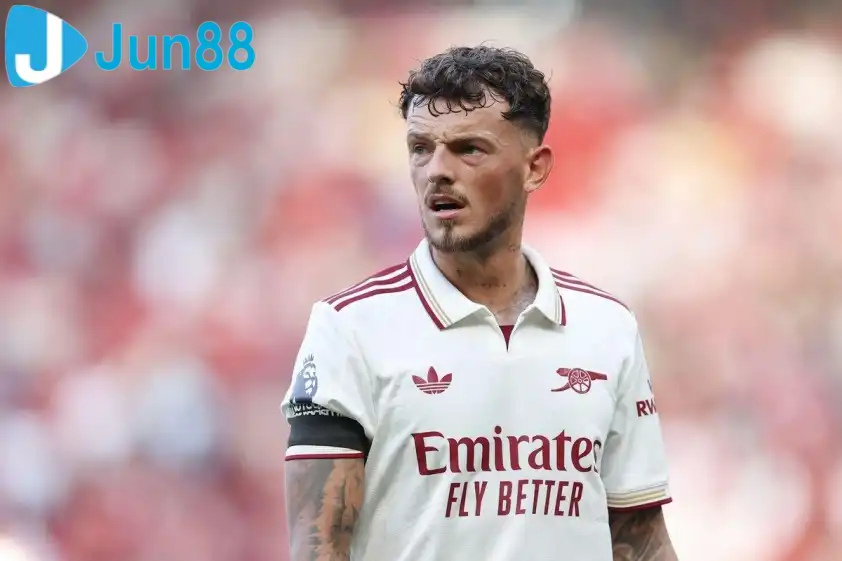 Ben White đang dần đánh mất vị trí tại Arsenal Ben White đang dần đánh mất vị trí tại Arsenal. Ảnh: The Mirror