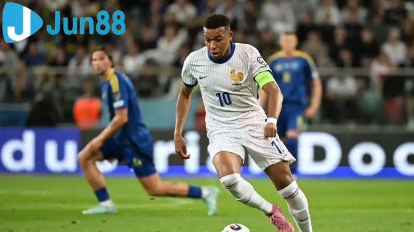 Pháp đang được đánh giá cao hơn rất nhiều nhờ dàn hảo thủ trong đội hình.